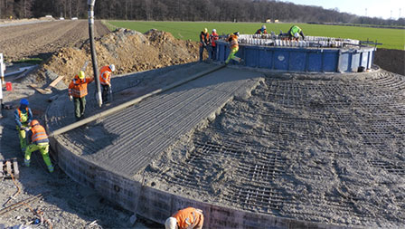 Betonage A4: Einbau und Verdichtung der obersten Betonschicht Foto des Einbaus und Verdichtung der obersten Betonschicht