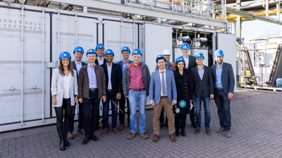 GrInHy2.0 Projektteam vor dem Sunfire Hochtemperatur-Elektrolyseur in Salzgitter 