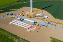 Foto der Rotorenblätter auf der Baustelle des „Windpark Salzgitter“